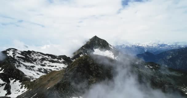 Předávat letecký pohled shora přes oblačno rocky zasněžené hory ve slunečný den s mraky. Italské Alpy hory v létě s divoké větrného počasí venkovní přírody establisher.4k hukot letem založení shot — Stock video