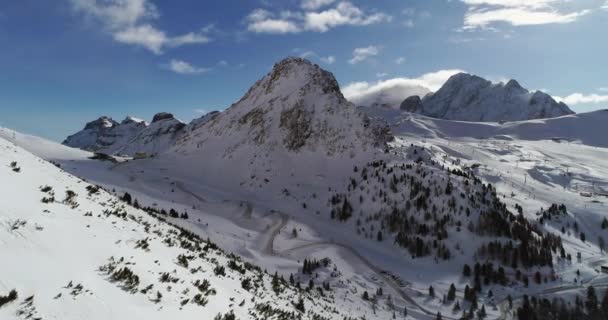 Avanti Aerea Sulla Valle Innevata Con Bosco Bosco Strada Tornante — Video Stock