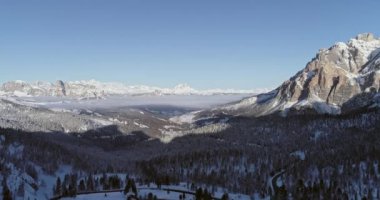 Hava karlı vadi ormanda orman ve Valparola geçiş yolu ile ileri. Güneşli gün batımı veya gündoğumu, gökyüzü temizleyin. Kış Dolomites İtalyan Alpleri dağlar açık doğa establisher.4k drone uçuş