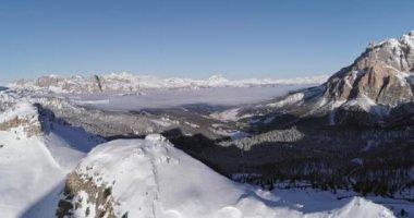 Hava karlı vadi ormanda orman ve Valparola geçiş yolu ile ileri. Güneşli gün batımı veya gündoğumu, gökyüzü temizleyin. Kış Dolomites İtalyan Alpleri dağlar açık doğa establisher.4k drone uçuş