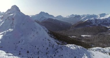 Hava Valparola pass, ormanda orman ile karlı alp Vadisi için ileri. Güneşli gün batımı veya gündoğumu, gökyüzü temizleyin. Kış Dolomites İtalyan Alpleri dağlar açık doğa establisher.4k drone uçuş