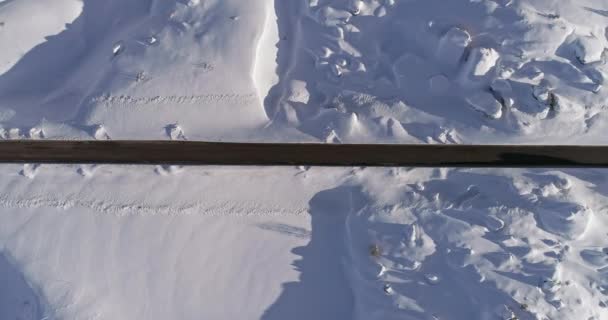 車で雪道の上オーバーヘッド垂直航空写真。日当たりの良い夕日や日の出。冬ドロミテ イタリア アルプス山脈屋外の自然 establisher.4k 無人飛行エスタブリッシング ・ ショット — ストック動画