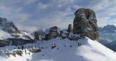 Majestic ile ileri hava Cinque Torri kayalık bağlar. Bulutlu gökyüzü güneşli gün. Kış Dolomites İtalyan Alpleri dağlar açık doğa establisher.4k drone uçuş