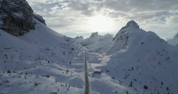 Vorwärts Antenne Entlang Der Straße Schneebedeckten Tal Bei Valparola Pass — Stockvideo