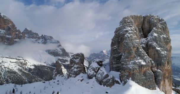 Aérea hacia atrás a través de majestuosas monturas rocosas Cinque Torri. Día soleado con cielo nublado.Invierno Dolomitas Alpes italianos montañas naturaleza al aire libre establecier.4k vuelo drone — Vídeos de Stock