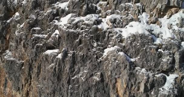 Повільний антена поблизу величний Cinque Torri монтує крутих скелястого обриву. Сонячний день із хмарного неба. Зимовий Доломітові Альпи Італійські Альпи гори відкритий характер establisher.4k drone польоту — стокове відео