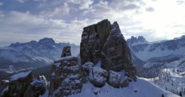 Görkemli Cinque Torri kayalık kar bağlar hava yörünge. Bulutlu gökyüzü güneşli gün. Kış Dolomites İtalyan Alpleri dağlar açık doğa establisher.4k drone uçuş
