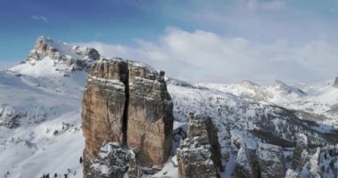 Görkemli Cinque Torri doğru ileri hava gösteren sarp kayalık uçurum bağlar. Bulutlu gökyüzü güneşli gün. Kış Dolomites İtalyan Alpleri dağlar açık doğa establisher.4k drone uçuş