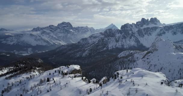 Framåt aerial till snöiga alpina dal med skogen skogen på Cinque Torri.Sunny solnedgång eller soluppgång, solig dag, molnig himmel. Vinter Dolomiterna italienska Alperna bergen utomhus natur establisher.4k drone flyg — Stockvideo