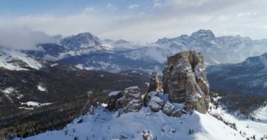 Görkemli Cinque Torri kayalık doğru ileri hava ormanda orman Vadisi gösterilen bağlar. Bulutlu gökyüzü güneşli gün. Kış Dolomites İtalyan Alpleri dağlar açık doğa establisher.4k drone uçuş