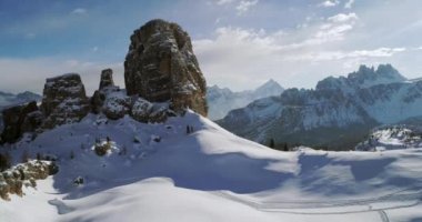Görkemli Cinque Torri doğru ileri hava gösteren sarp kayalık uçurum bağlar. Bulutlu gökyüzü güneşli gün. Kış Dolomites İtalyan Alpleri dağlar açık doğa establisher.4k drone uçuş