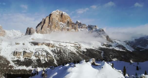 İleri Hava karlı alp vadiye Cinque Torri.Sunny bulutlu gökyüzü günbatımı veya gündoğumu, güneşli bir gün, ormanda orman ile. Kış Dolomites İtalyan Alpleri dağlar açık doğa establisher.4k drone uçuş — Stok video