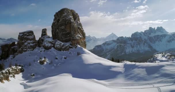 Aérea hacia adelante hacia majestuosas monturas de Cinque Torri que muestran acantilados rocosos empinados. Día soleado con cielo nublado.Invierno Dolomitas Alpes italianos montañas naturaleza al aire libre establecier.4k vuelo drone — Vídeos de Stock