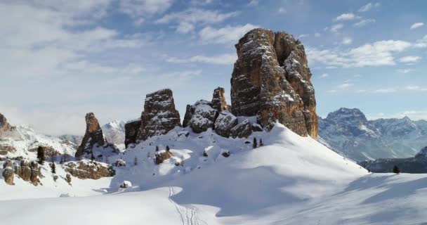 Görkemli Cinque Torri kayalık doğru ileri anteni yukarı devirme bağlar. Bulutlu gökyüzü güneşli gün. Kış Dolomites İtalyan Alpleri dağlar açık doğa establisher.4k drone uçuş — Stok video