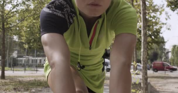 피트 니스 착용 훈련을 실행 하기 위한 스트레칭 워밍업에 젊은 금발 여자. 여름 화창한 날입니다. 산업 녹색 도시입니다. 도시 러너 심장 건강 활동 workout.4k 슬로우 모션 60 p 비디오 — 비디오