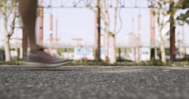 Giovane donna bionda piedi vista iniziare a correre training.Summer giornata di sole. Industrial città verde. corridore urbano cardio attività sana workout.4k rallentatore 60p video — Video Stock