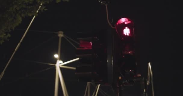 Feu de circulation piétonnier italien passant du rouge au vert. Environnement urbain, nuit. Vidéo 4k slow motion 60p — Video