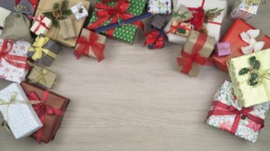 Genel gider kişi eller hediye mevcut ve tebrik kartı metin veya logo üzerinde koyarak alanı kopyalayın. Ahşap masa Noel hediye kutuları tam dikey üstten görünüm. Xmas tatil sezonu sosyal kartı background.4k
