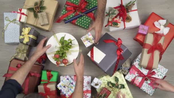 Overhead Menschen Hände Die Einige Geschenke Verlassen Text Oder Logo — Stockvideo