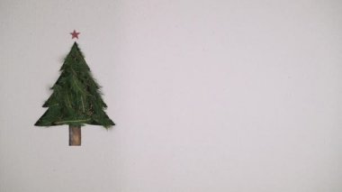 Genel gider doğal döngü Noel ağacı çam süsleme karton metin veya logo kopya alanı ile ışıkları yanıp sönen ile. Dikey üstten görünüm döngü. Xmas tatil sezonu sosyal kartı background.4k video
