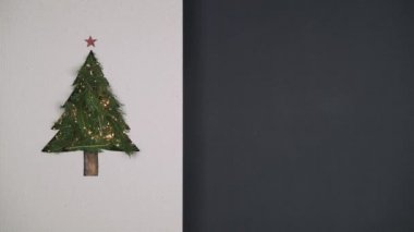 Genel gider doğal döngü Noel ağacı çam süsleme karton metin veya logo kopya alanı ile ışıkları yanıp sönen ile. Dikey üstten görünüm döngü. Xmas tatil sezonu sosyal kartı background.4k video