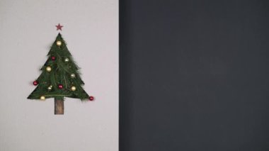 Genel gider doğal döngü Noel ağacı çam süsleme karton metin veya logo kopya alanı ile ışıkları yanıp sönen ile. Dikey üstten görünüm karanlık tablo. Xmas tatil sezonu sosyal kartı background.4k video