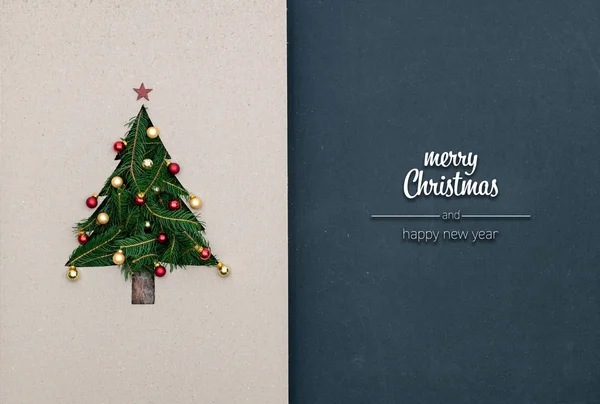 Mutlu Noeller ve mutlu yeni yıl tebrik karanlık blackboard doğal çevre ile süslenen Noel ağacı dikey üst görünümünde karton çam. Arka plan christmas kış tatil sezonu sosyal medya kartı — Stok fotoğraf