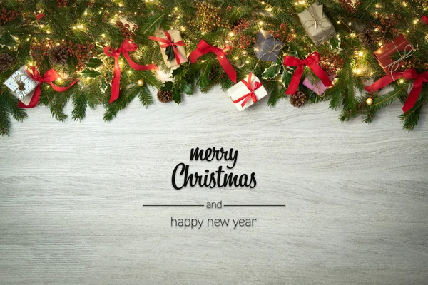 Kellemes karácsonyi ünnepeket és boldog új évet köszöntések-függőleges felülnézet fehér fa a fenyő ágak, a szalagok és a fények, díszített keret. Xmas téli üdülési szezon szociális média kártya háttér — Stock Fotó