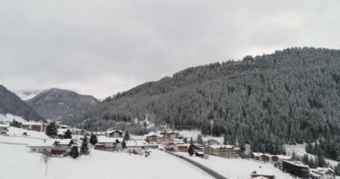 Karda vurgulanan town yakınındaki hava. Bulutlu kötü sisli hava bulutlu. Kış Dolomites İtalyan Alpleri dağlar açık doğa establisher.4k drone uçuş atış kurulması