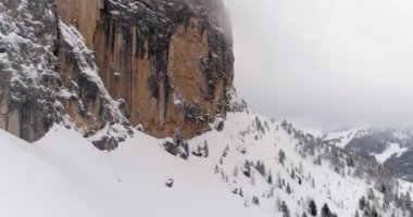 Hava karlı dağ ve ormanda orman Sella geçmek, ileri. Bulutlu kötü sisli hava bulutlu. Kış Dolomites İtalyan Alpleri dağlar açık doğa establisher.4k drone uçuş