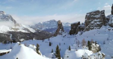Cinque Torri.Sunny bulutlu gökyüzü günbatımı veya gündoğumu, güneşli bir gün, ormanda orman ile karlı alp Vadisi için geriye dönük anteni. Kış Dolomites İtalyan Alpleri dağlar açık doğa establisher.4k drone uçuş