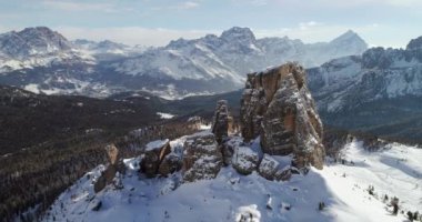 Görkemli Cinque Torri kayalık doğru ileri hava ormanda orman Vadisi gösterilen bağlar. Bulutlu gökyüzü güneşli gün. Kış Dolomites İtalyan Alpleri dağlar açık doğa establisher.4k drone uçuş