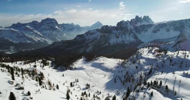 İleri Hava karlı alp vadiye Cinque Torri.Sunny bulutlu gökyüzü günbatımı veya gündoğumu, güneşli bir gün, ormanda orman ile. Kış Dolomites İtalyan Alpleri dağlar açık doğa establisher.4k drone uçuş — Stok video