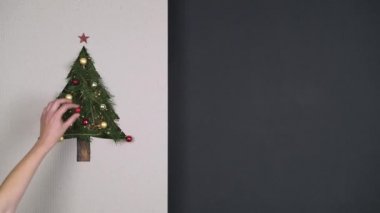 Genel gider kişi hazırlama Noel ağacı çam süsleme karton üzerine eller. Yanıp sönen ışıklar, metin veya logo alanı kopyalayın. Dikey üstten görünüm, karanlık tablo. Xmas tatil sezonu sosyal kartı background.4k video