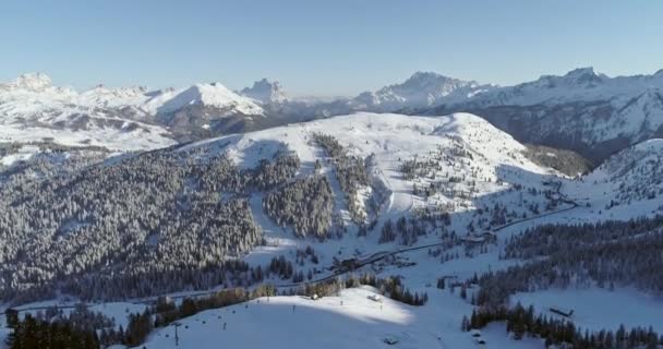 Aviar para trás para o vale alpino nevado com pistas de esqui, elevadores de cadeira no dia ensolarado Piz Boe.Sunny, céu claro.Dolomitas de inverno Alpes italianos montanhas natureza ao ar livre establishment .4k voo drone — Vídeo de Stock