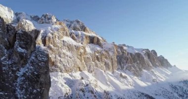 Geriye doğru hava karlı alp sarp kayalık uçurum vadi boyunca. Güneşli bir gün, açık gökyüzü. Kış Dolomites İtalyan Alpleri dağlar açık doğa establisher.4k drone uçuş