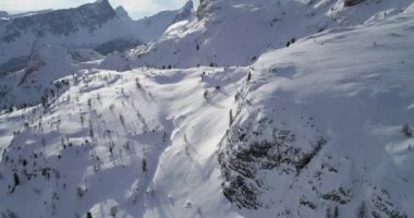 İleri Hava karlı düz ve kar valley Cinque Torri adlı üzerine monte edilir. Bulutlu gökyüzü güneşli gün. Kış Dolomites İtalyan Alpleri dağlar açık doğa establisher.4k drone uçuş