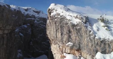 Hava görkemli Cinque Torri doğru yukarı gidiş keşfetmek Vadisi bağlar. Bulutlu gökyüzü güneşli gün. Kış Dolomites İtalyan Alpleri dağlar açık doğa establisher.4k drone uçuş.