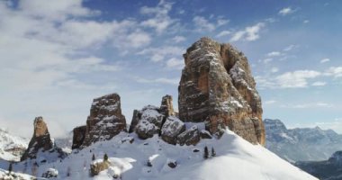 Görkemli Cinque Torri kayalık üzerinden geriye dönük anteni aşağı eğerek bağlar. Bulutlu gökyüzü güneşli gün. Kış Dolomites İtalyan Alpleri dağlar açık doğa establisher.4k drone uçuş
