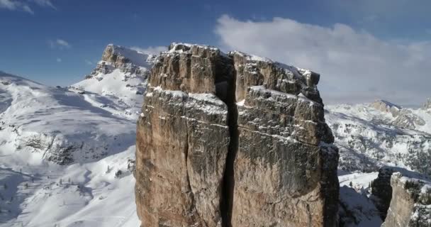 En avant vers les majestueux monts Cinque Torri montrant une falaise rocheuse abrupte. Journée ensoleillée avec ciel nuageux.Hiver Dolomites Alpes italiennes montagnes plein air nature Establisher.4k vol de drone — Video