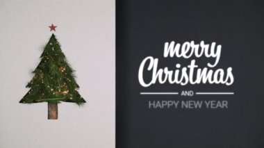 Yükü doğal Noel ağacı çam süsleme karton neşeli Noel ve mutlu yeni yıl ile ışıkları yanıp sönen ile. Dikey üstten görünüm döngü. Xmas tatil sezonu sosyal kartı background.4k video