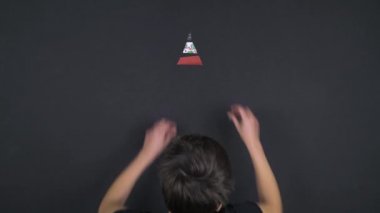 Genel gider kişi orijinal Noel ağacı süsle oluşturma el hediye yapılan karanlık masaya sarar. Metin veya logo kopya alanı. Dikey üstten görünüm. Xmas tatil sezonu sosyal kartı background.4k video