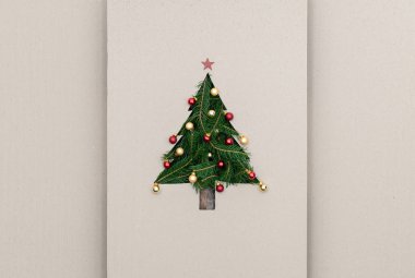 Dikey üstten görünüm karton doğal çevre ile metin veya logo boş kopya uzayda Noel ağacı çam dekore edilmiştir. Arka plan christmas kış tatil sezon parti sosyal medya kartı 