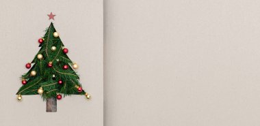 Dikey üstten görünüm karton doğal çevre ile metin veya logo boş kopya uzayda Noel ağacı çam dekore edilmiştir. Arka plan christmas kış tatil sezon parti sosyal medya kartı 