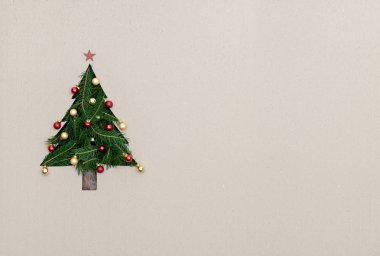 Dikey üstten görünüm karton doğal çevre ile metin veya logo boş kopya uzayda Noel ağacı çam dekore edilmiştir. Arka plan christmas kış tatil sezon parti sosyal medya kartı 