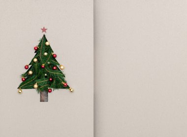 Dikey üstten görünüm karton doğal çevre ile metin veya logo boş kopya uzayda Noel ağacı çam dekore edilmiştir. Arka plan christmas kış tatil sezon parti sosyal medya kartı 