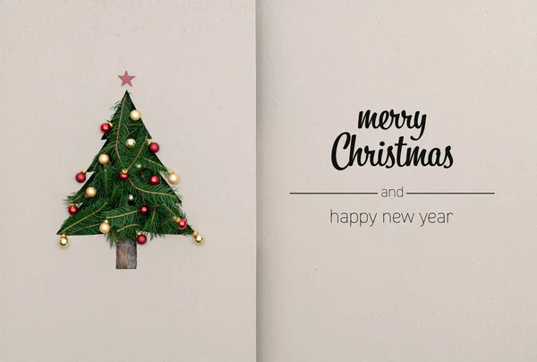 Prettige kerstdagen en gelukkig nieuw jaar groeten in verticale top karton met natuurlijke eco versierd kerstboom pine weergeven Ecologie concept. Achtergrond van de kaart van de Xmas winter vakantie seizoen sociale media — Stockfoto