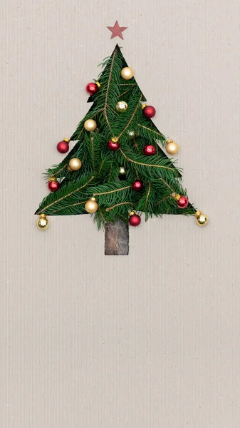 Λογότυπο ή κείμενο κενό αντίγραφο χώρο σε κάθετη προβολή επάνω χαρτόνι με φυσικό eco διακοσμημένο χριστουγεννιάτικο δέντρο πεύκων. Κοινωνική media σεζόν διακοπών χειμώνα Χριστούγεννα κόμμα κάρτα φόντο — Φωτογραφία Αρχείου