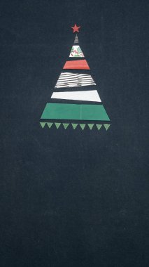 Dikey üstten görünüm karanlık blackboard kağıt hediye ile metin veya logo boş kopya uzayda Noel ağacı çam tasarım tamamladı. Arka plan christmas kış tatil sezon parti sosyal medya kartı 