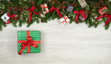 Metin veya logo boş kopya alanı Dikey top beyaz ahşap Çamın dalları, kurdeleler, ışıklar ve hediye mevcut dekore edilmiş kutu çerçeve ile görüntüleyin. Arka plan christmas kış tatil sezon parti sosyal medya kartı 